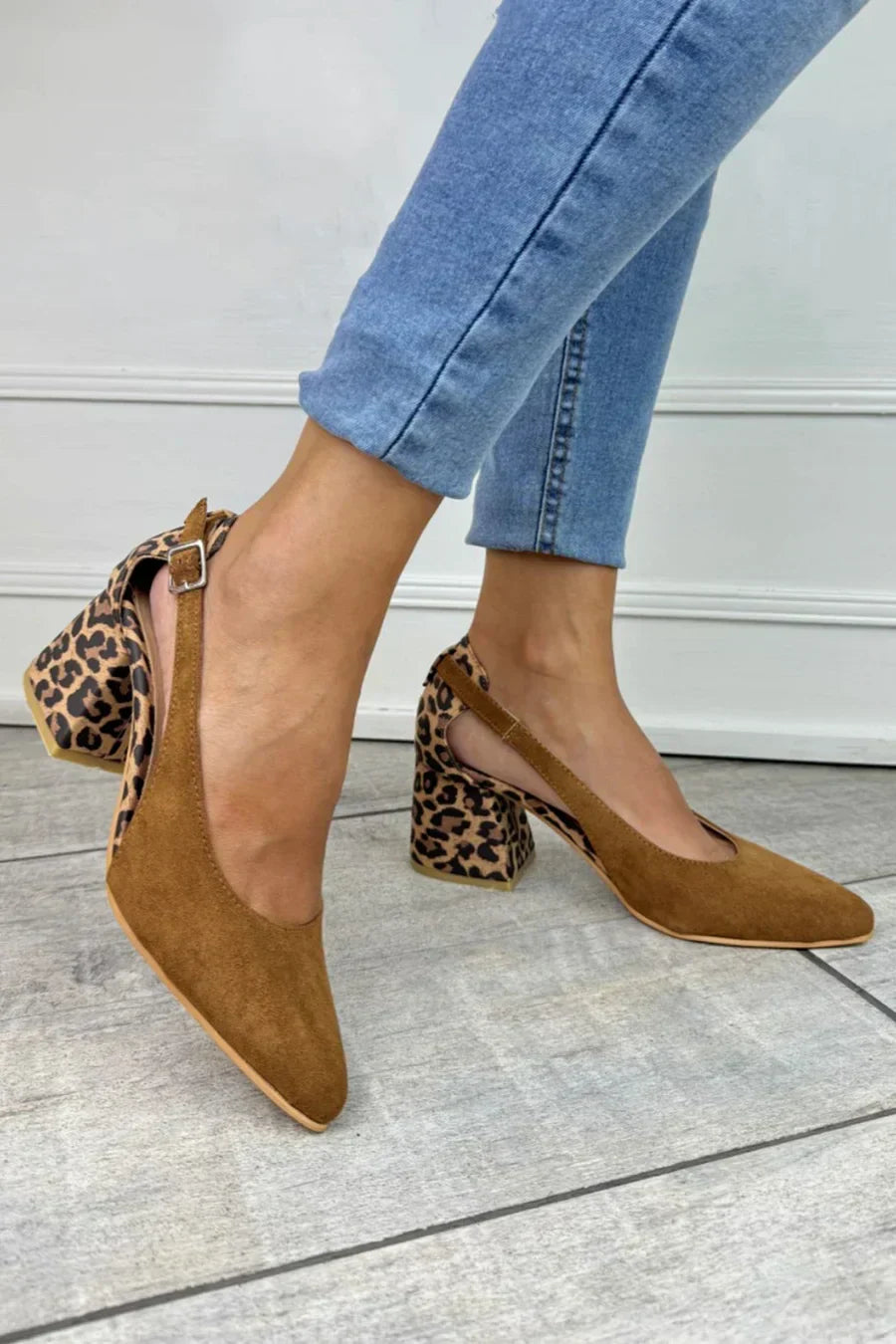 DECOLLETÉ SLINGBACK CON TACÓN LEOPARDO