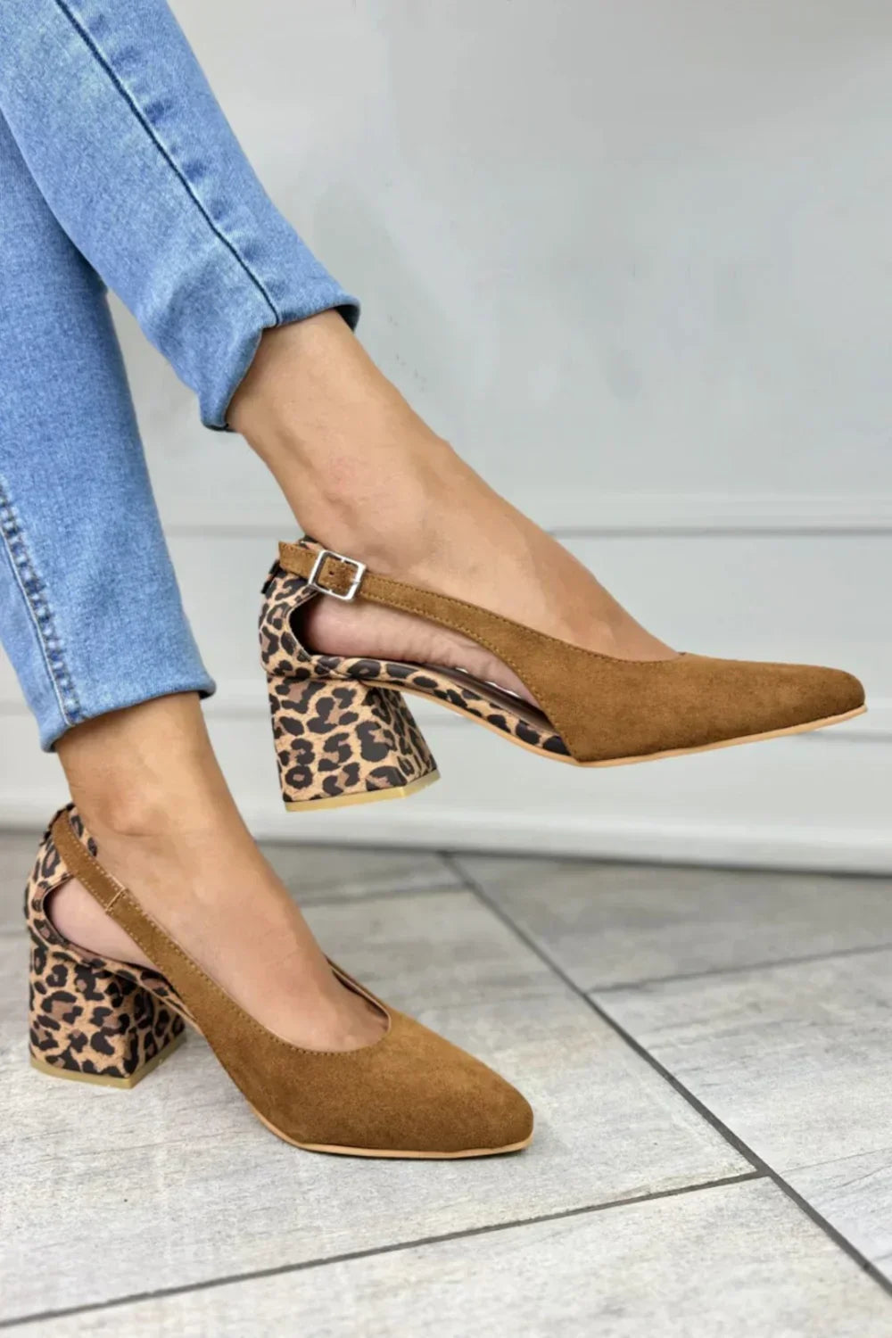 DECOLLETÉ SLINGBACK CON TACÓN LEOPARDO