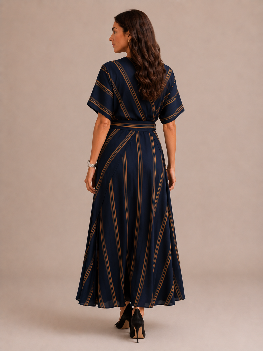 Vestido largo con escote cruzado y mangas amplias