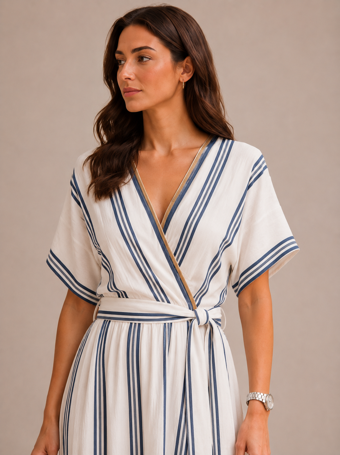 Vestido largo con escote cruzado y mangas amplias